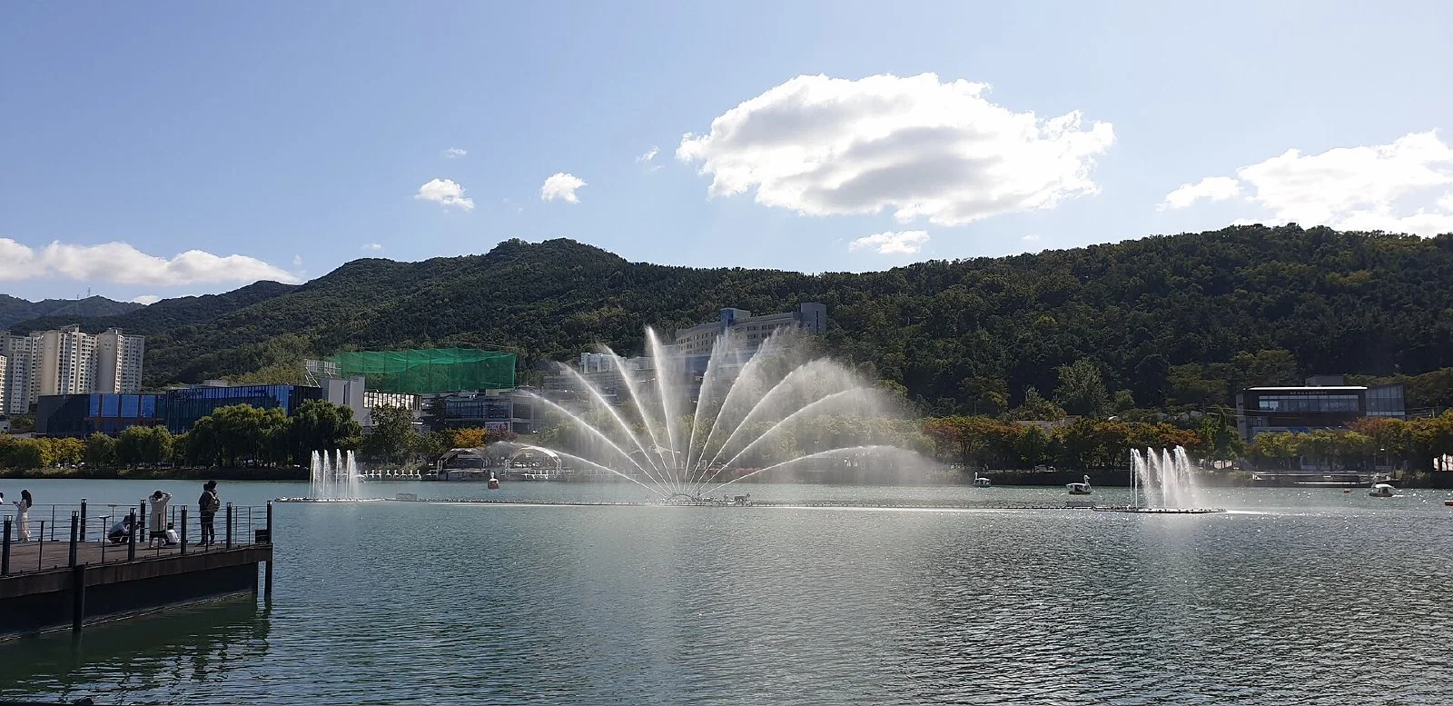 수성못 호수와 분수, 주변 산과 산책로
