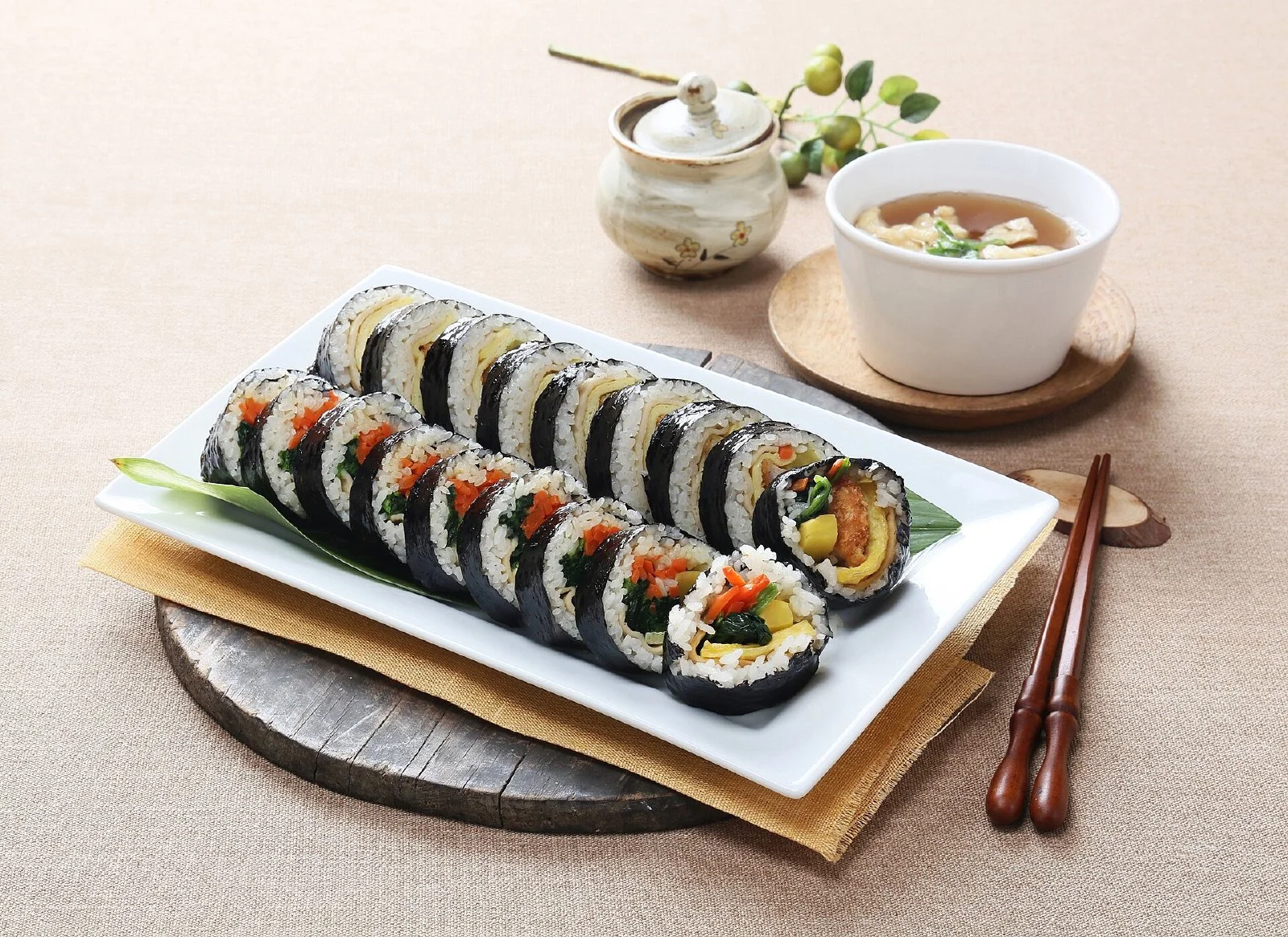접시 위에 썰어 놓은 김밥 여러 조각