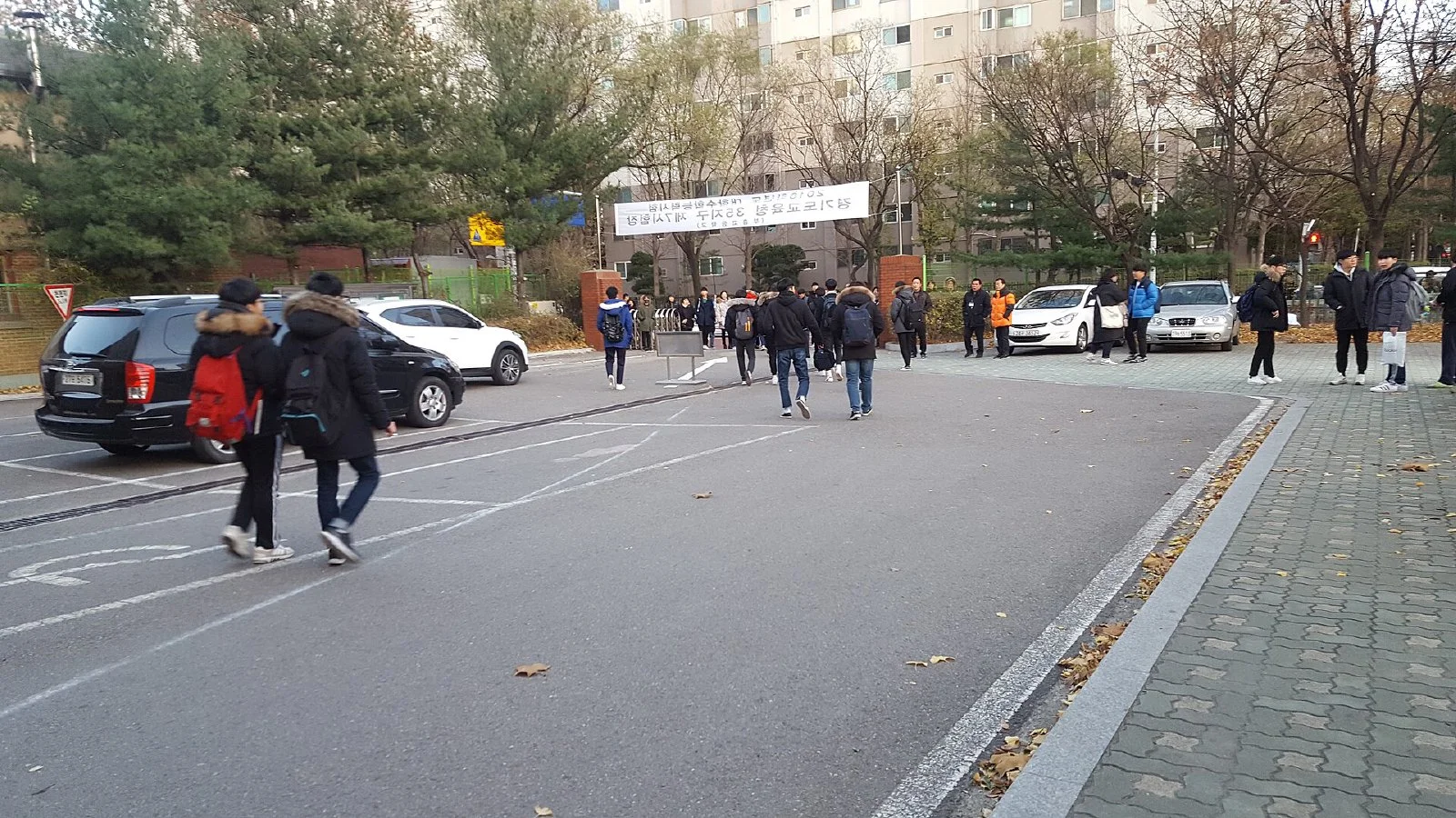 수능 시험이 끝난 뒤 학교 정문 밖으로 나오는 수험생들