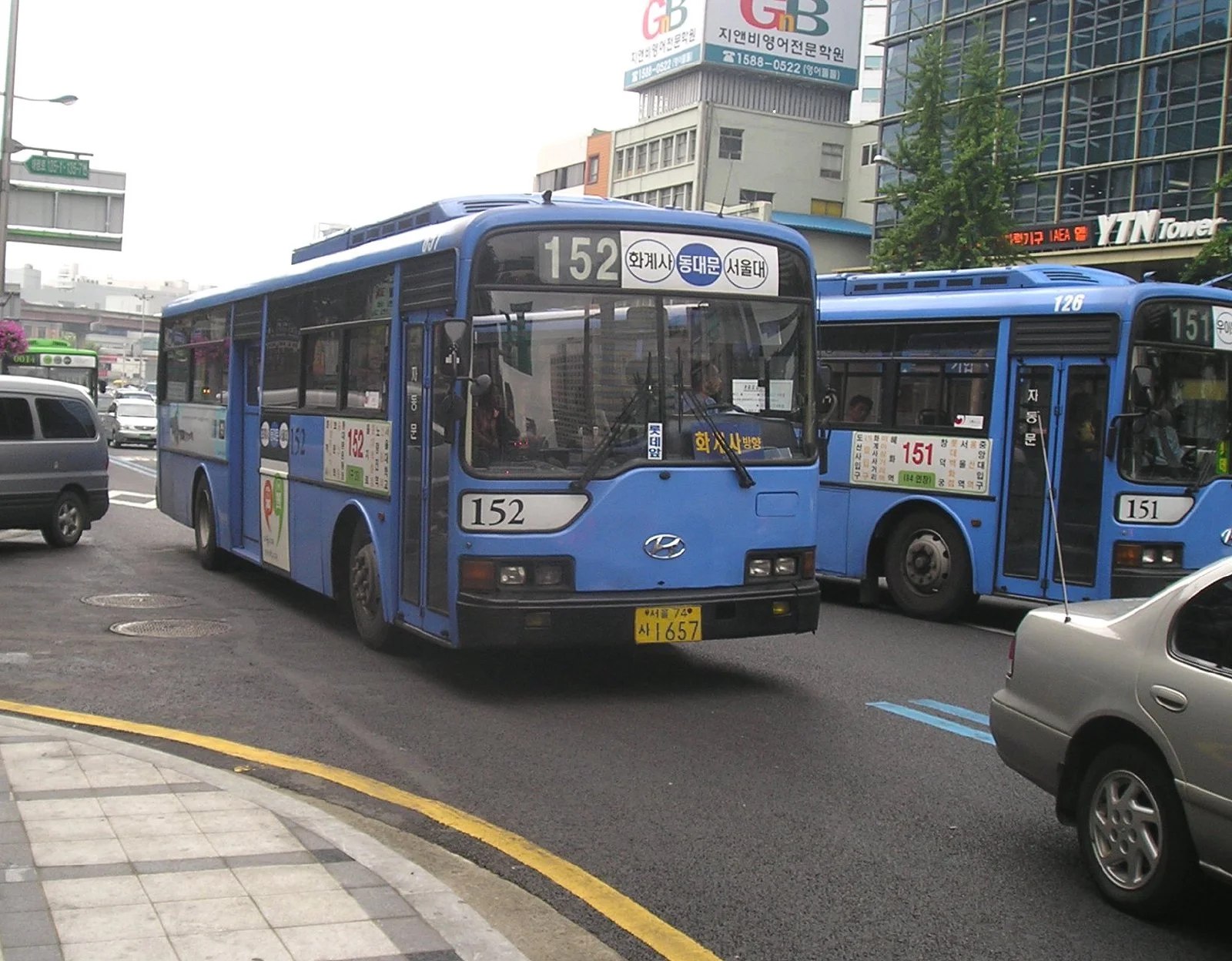 서울 시내 도로를 달리는 152번 파란색 간선버스