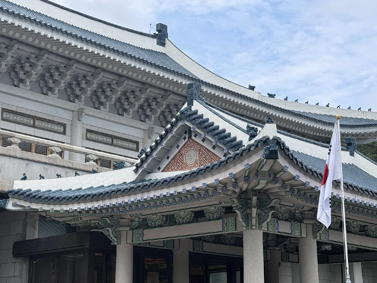 청와대 본관 입구의 건물 외관