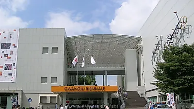 광주비엔날레 개막 한 달 관람객 16만명…2년 전 같은 시점보다 19% 많아
