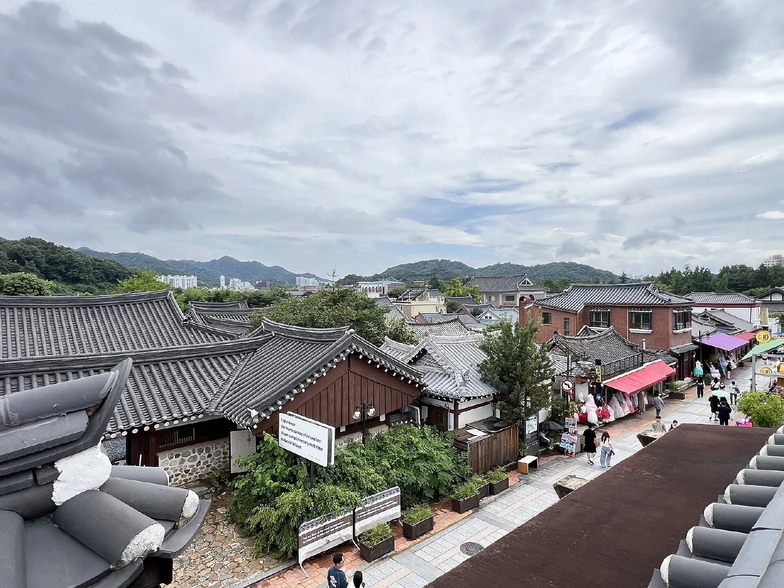 기와지붕 한옥이 늘어선 전주 한옥마을