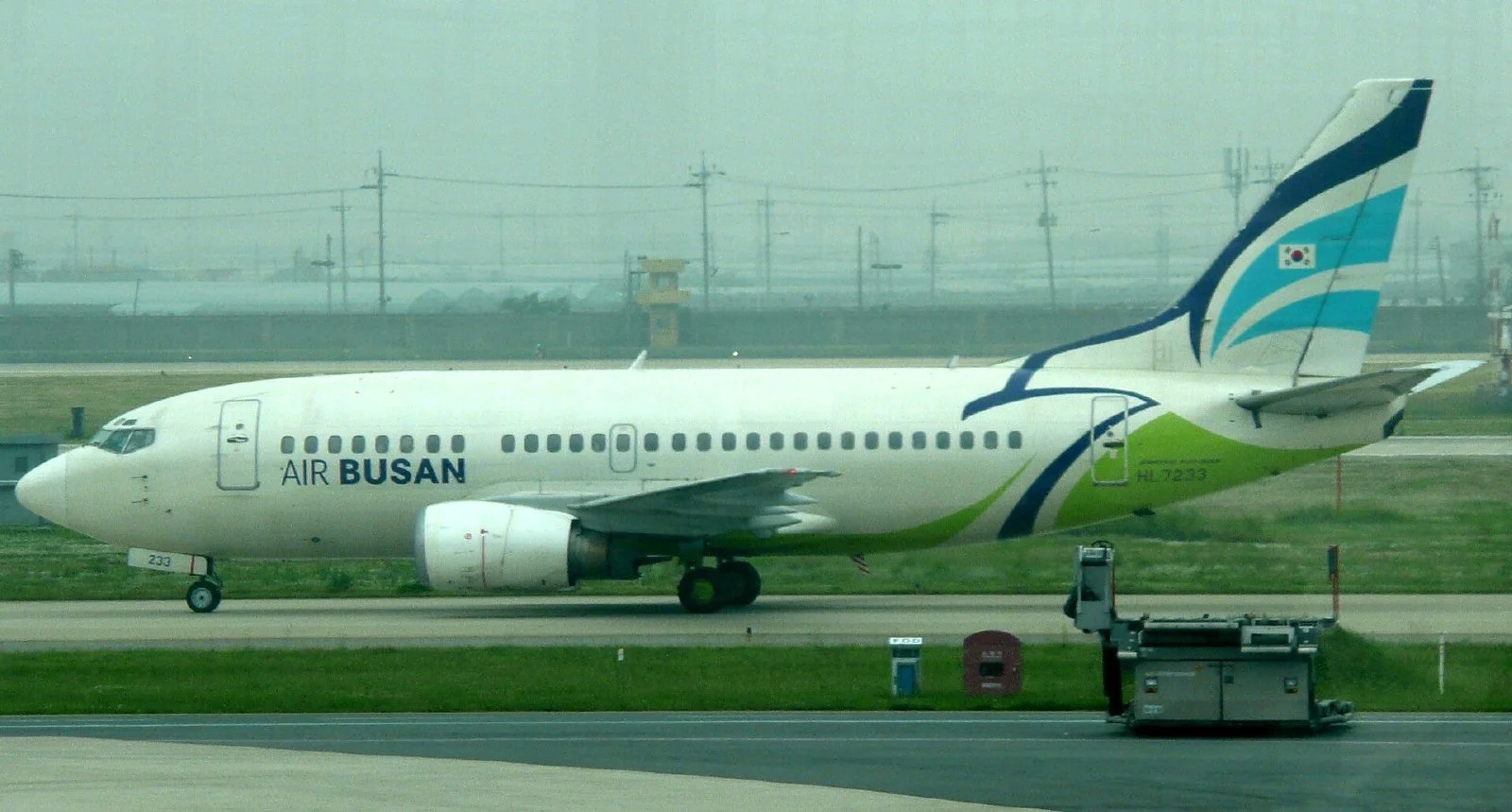 김해국제공항 유도로를 이동하는 에어부산 보잉 737 여객기
