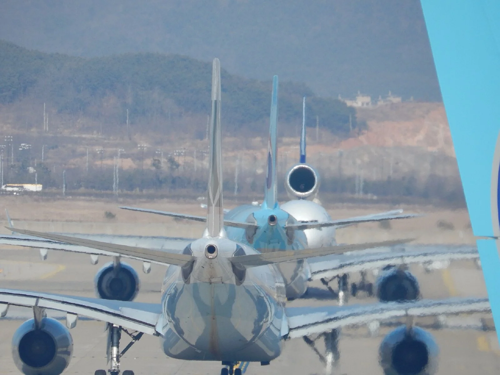 인천공항 활주로 끝에서 화물기와 여객기들이 이륙 순서를 기다리고 있는 모습