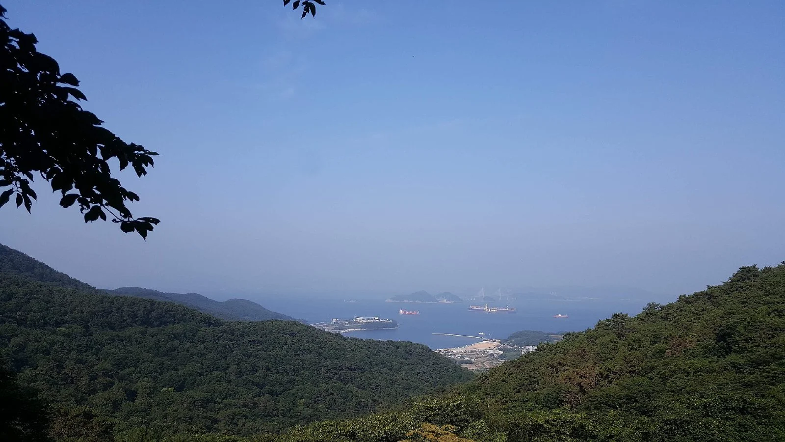 가덕도에서 바라본 거가대교와 바다 전경