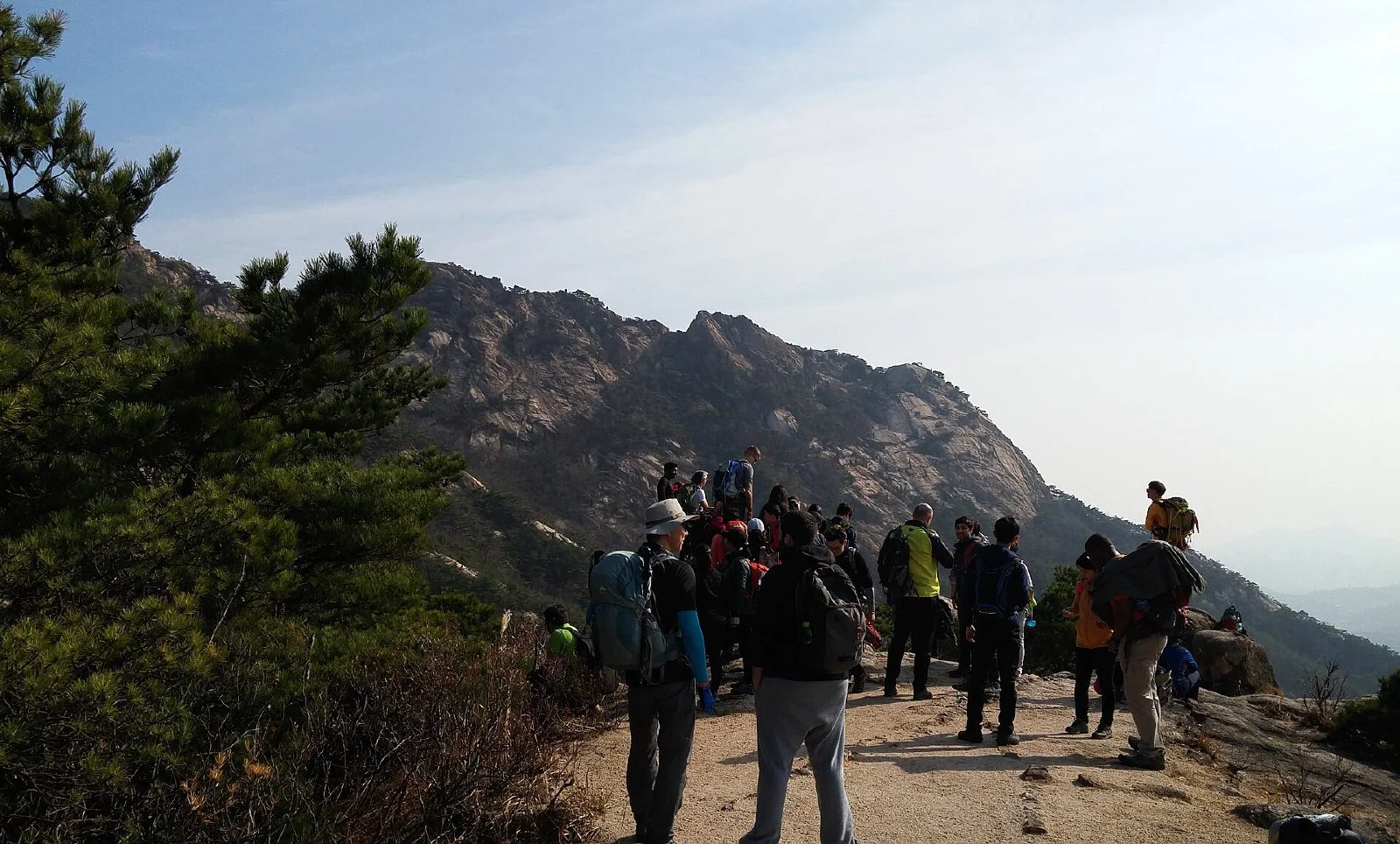 북한산국립공원 바위 지대에서 산행하는 등산객들