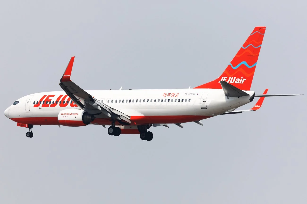 청주국제공항 계류장에 서 있는 보잉 737 여객기