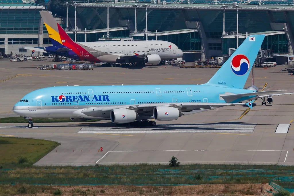 인천공항 계류장에 나란히 서 있는 대한항공과 아시아나항공의 에어버스 A380 여객기