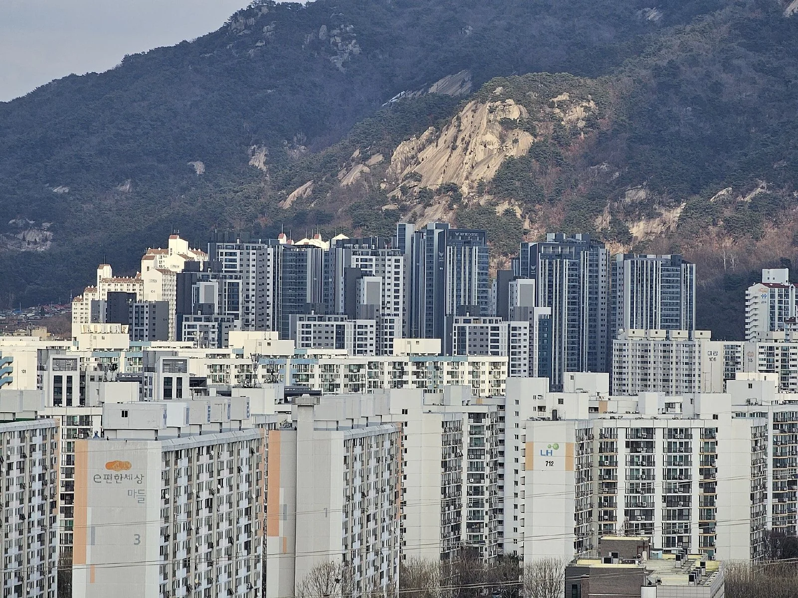 서울 도봉구 쪽에서 바라본 노원구 아파트 단지들이 빽빽하게 늘어선 모습
