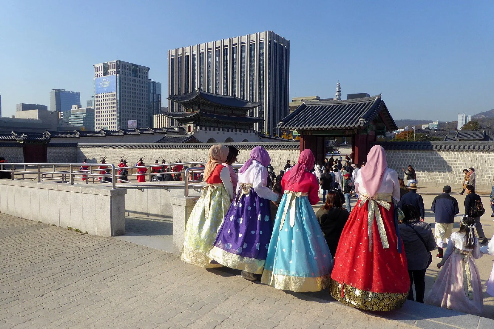 한복을 입은 외국인 여성 관광객들이 서울 경복궁 경내를 둘러보고 있는 모습