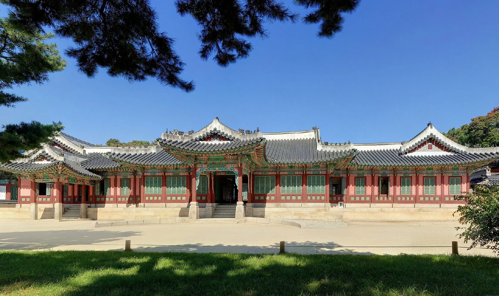 창덕궁 희정당 건물 정면과 앞마당