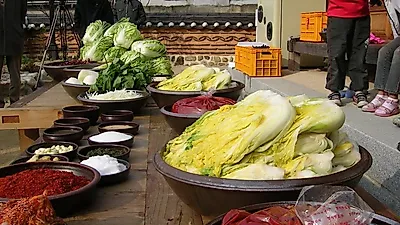 배춧값은 내렸는데 무·새우젓 30% 안팎 '껑충'…김장 대신 상품김치 찾는 가구 늘어