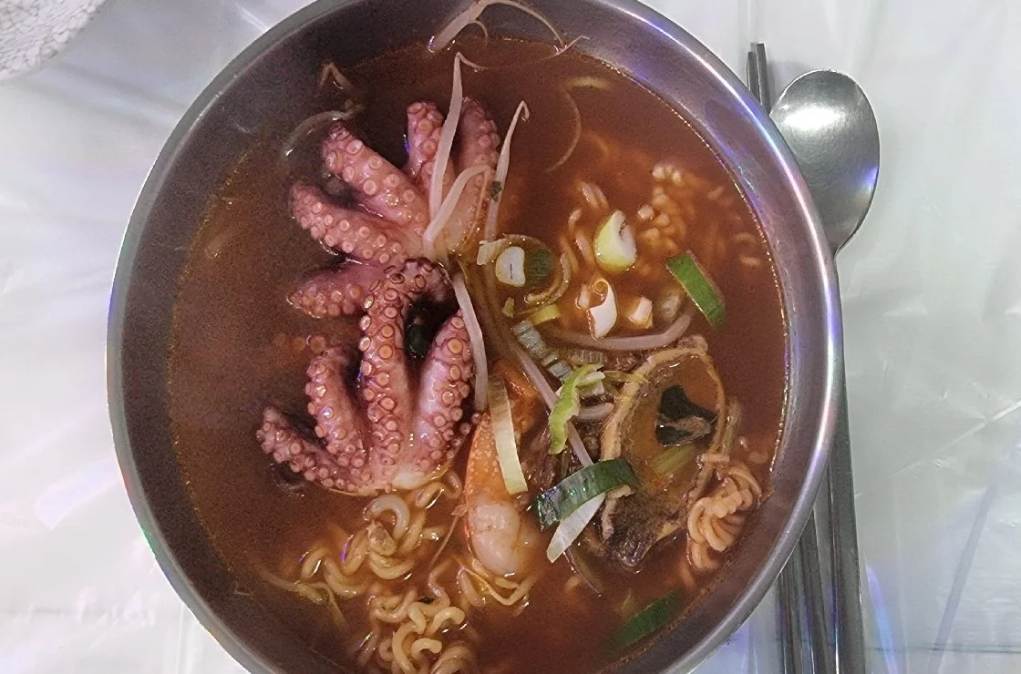 새우와 전복, 낙지 등 해산물을 얹은 얼큰한 국물 라면 한 그릇