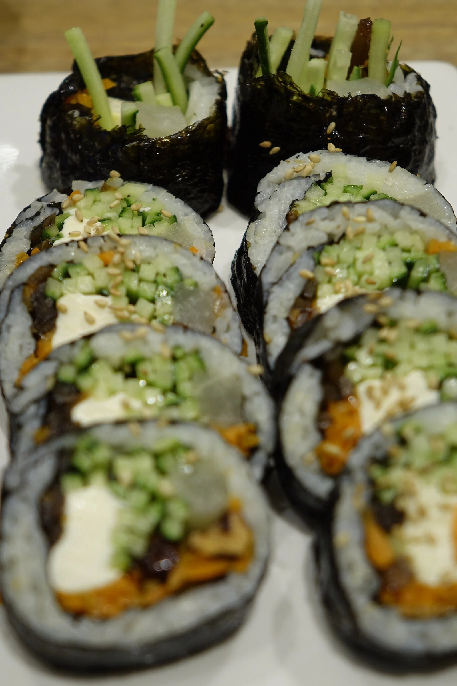 접시에 썰어 담은 김밥
