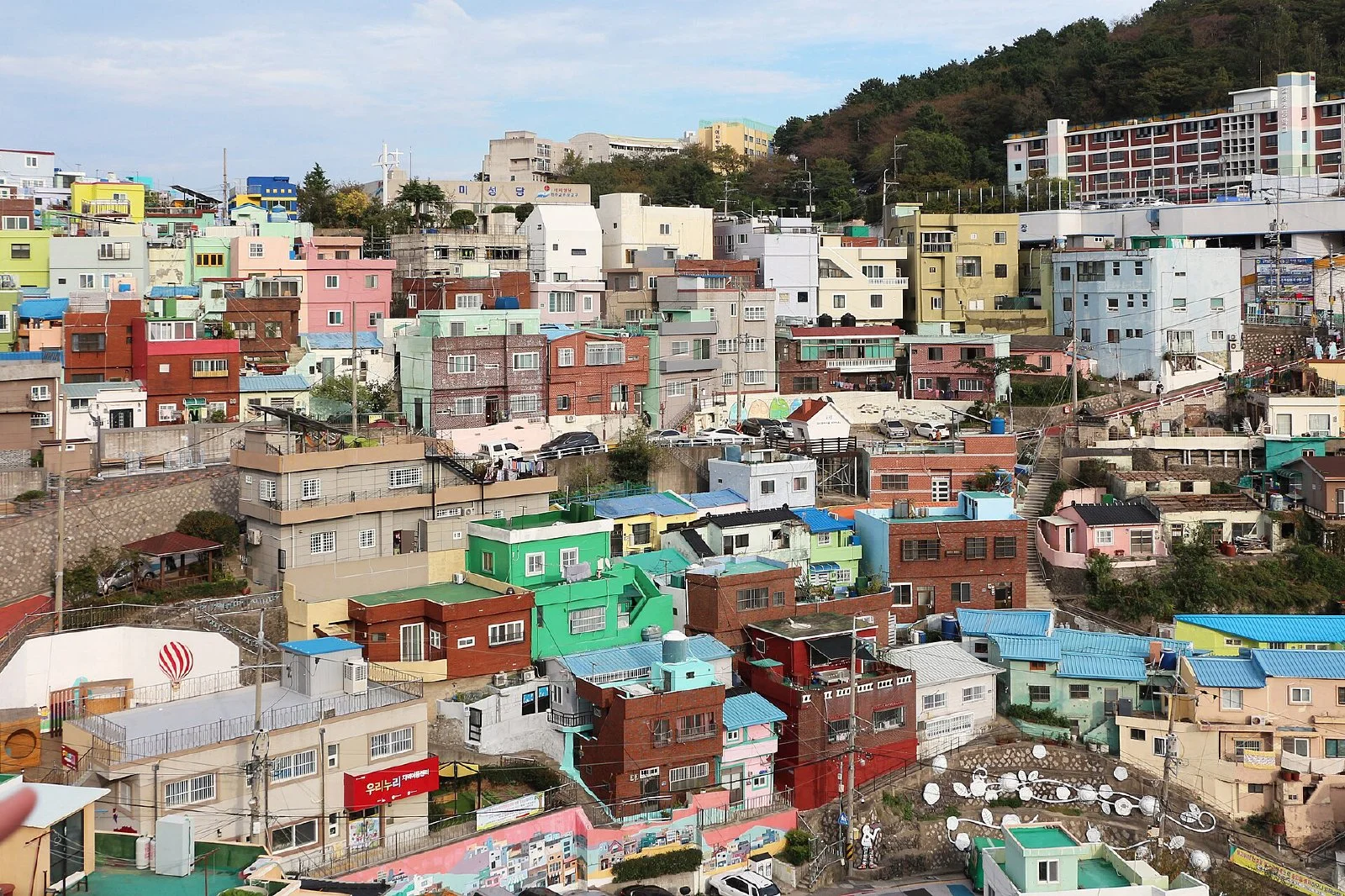 산비탈을 따라 알록달록한 집들이 계단식으로 늘어선 부산 감천문화마을 전경