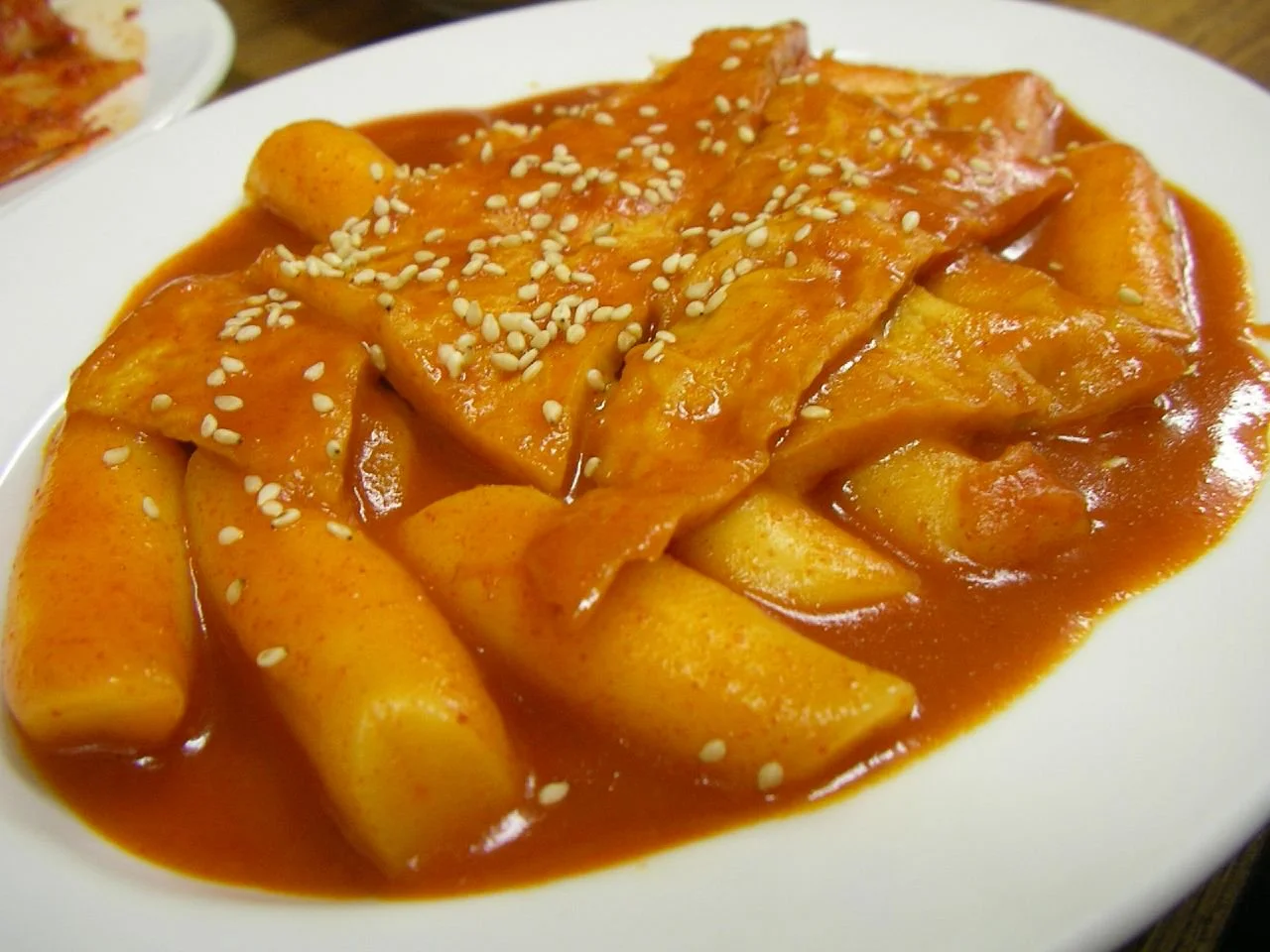 매운 소스에 버무린 가래떡과 어묵이 담긴 떡볶이