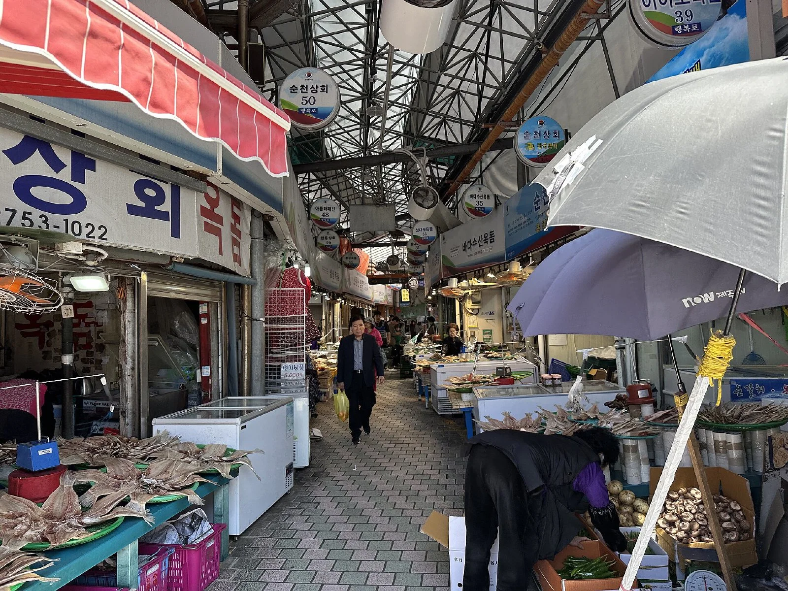 제주 동문시장 내부 통로와 상점들
