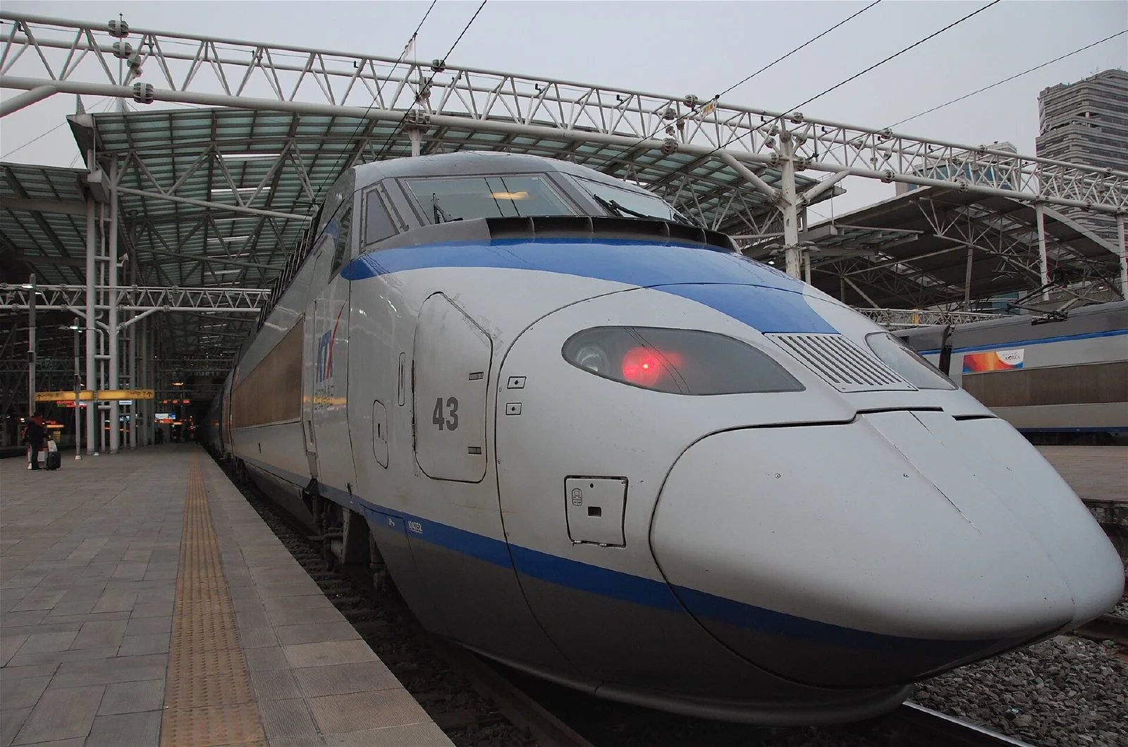 서울역 승강장에 정차한 KTX 열차